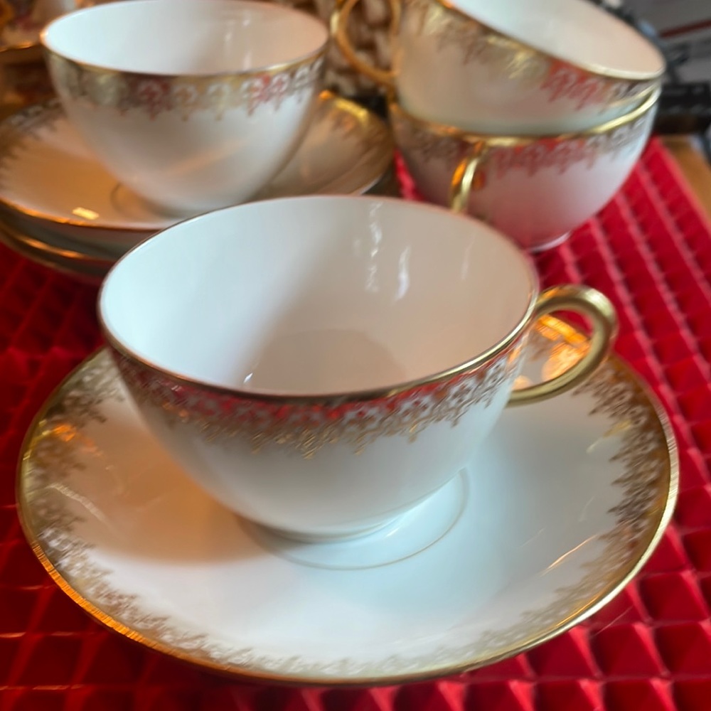 SET OF FOUR GDA LIMOGES ANTIQUE BEAUTIFUL GOLD TRIMMED TEACUPS AND SAUCERS
